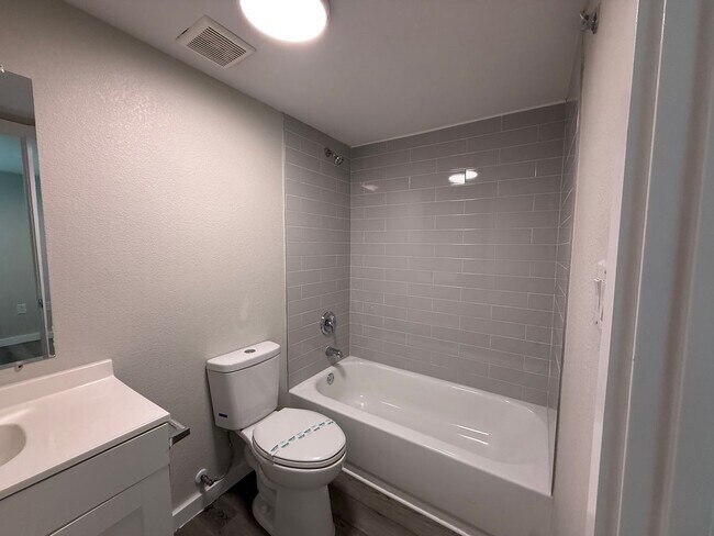 Building Photo - A606