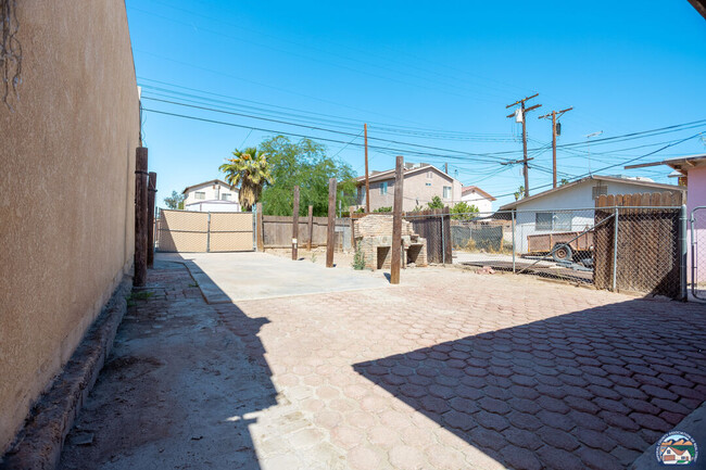 Building Photo - 931 Emerson Ave