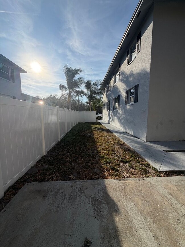 Building Photo - 7108-7108 S Kissimmee St