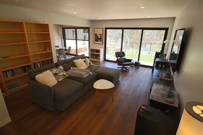 Building Photo - Furnished Recently Renovated Townhome