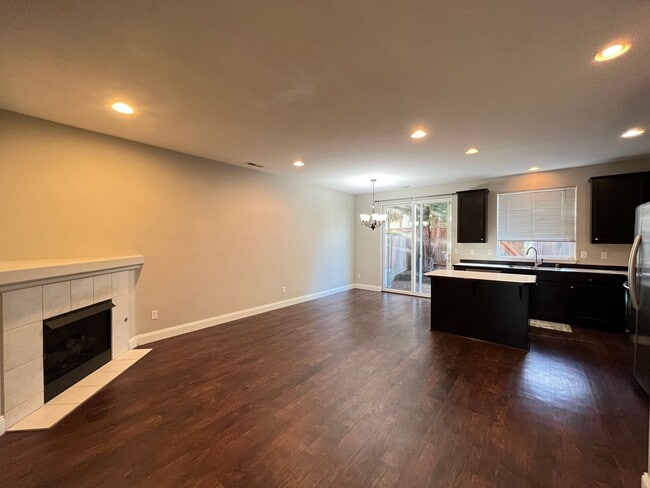 Building Photo - Super-Cute Townhouse! 3 bed + 2.5 baths w/ Fantastic Floor Plan! (A/C & Washer / Dryer included!)