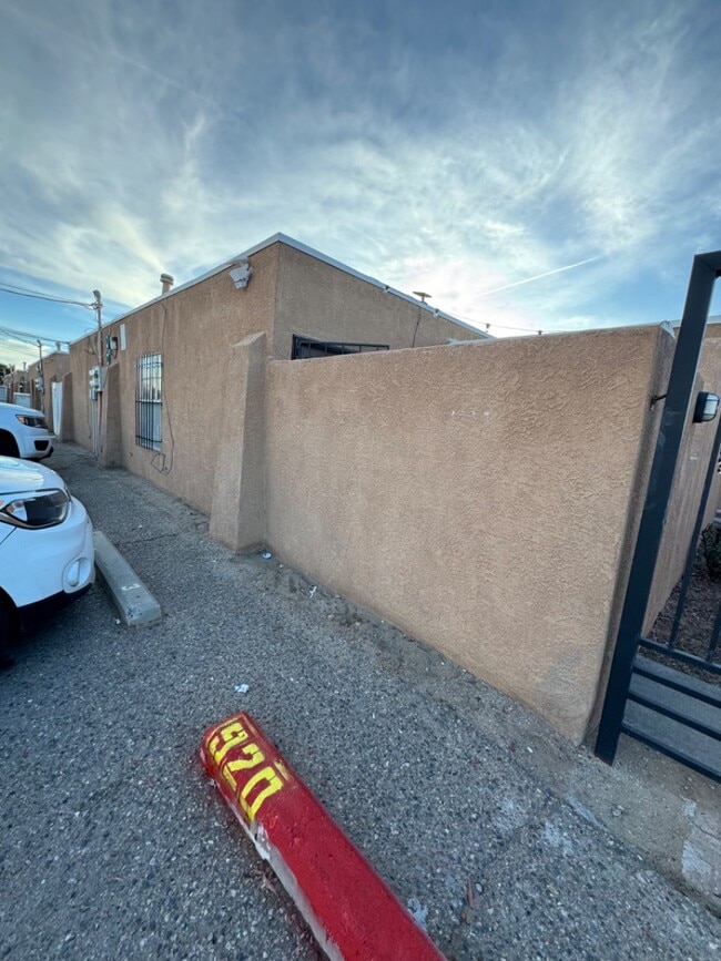 Building Photo - 920 San Pedro Dr SE