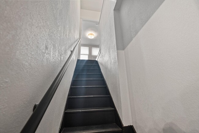 Building Photo - 631 SW Lindenwood Ave