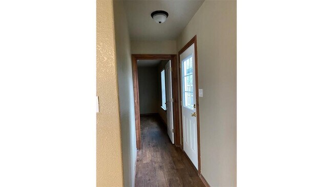 Building Photo - 10910 Shady Oaks Dr