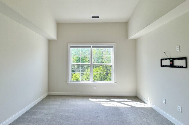 Building Photo - 25 Brentwood Cir