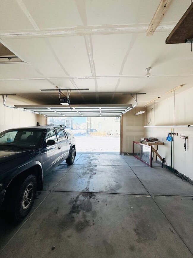 Building Photo - Beautiful 3 bedroom 3.5 bath Townhome Minutes from Downtown Johnstown