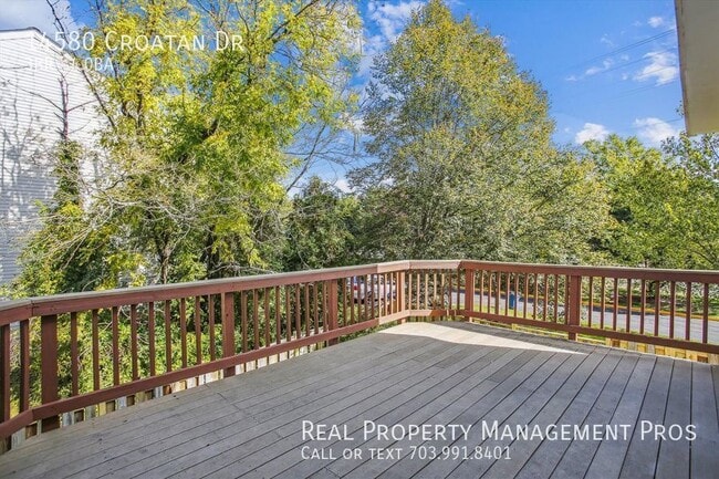 Building Photo - Terrific 3 Level End Unit Townhome For Ren...