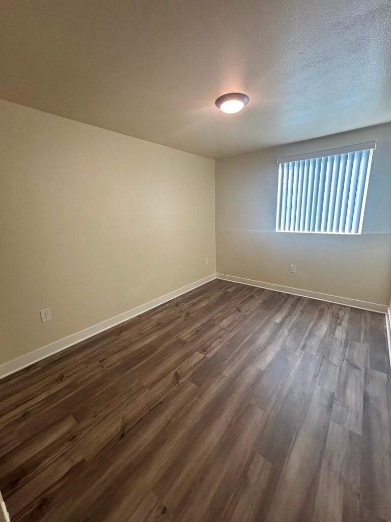 Building Photo - 630 1/2 W 79th St