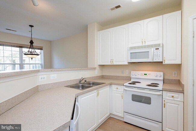 Building Photo - 400 Symphony Cir