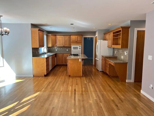 Building Photo - STUNNING CUSTOM HOME! IN STEILACOOM- MINUT...