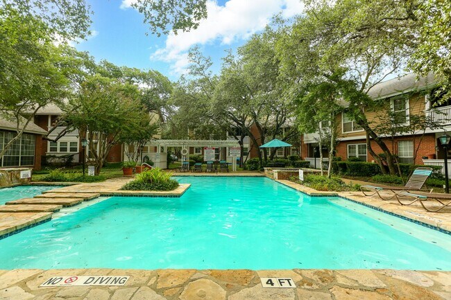 Building Photo - 2Bd Condo in Gated Community! Available No...