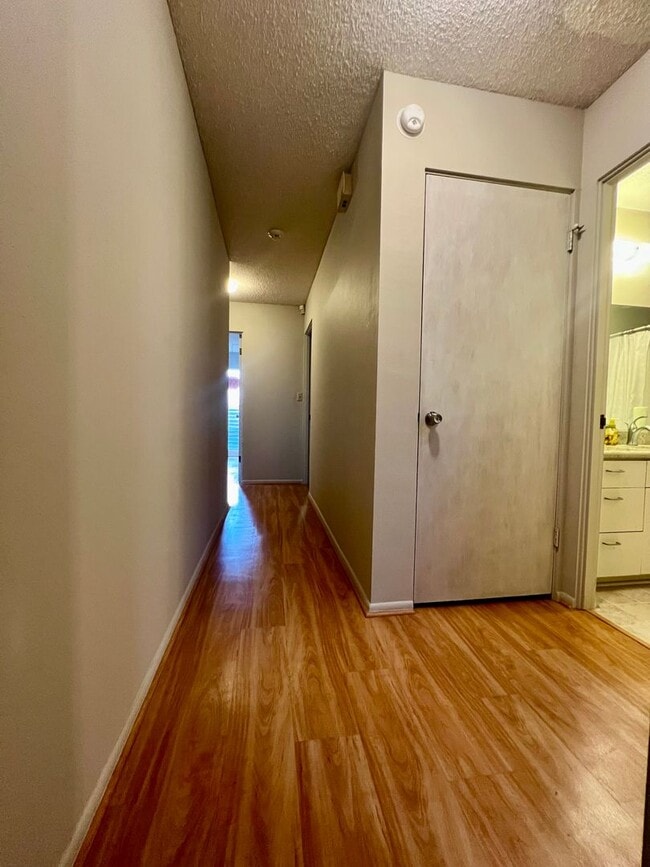Building Photo - Spacious & Desirable 4/2/2 Single Family H...