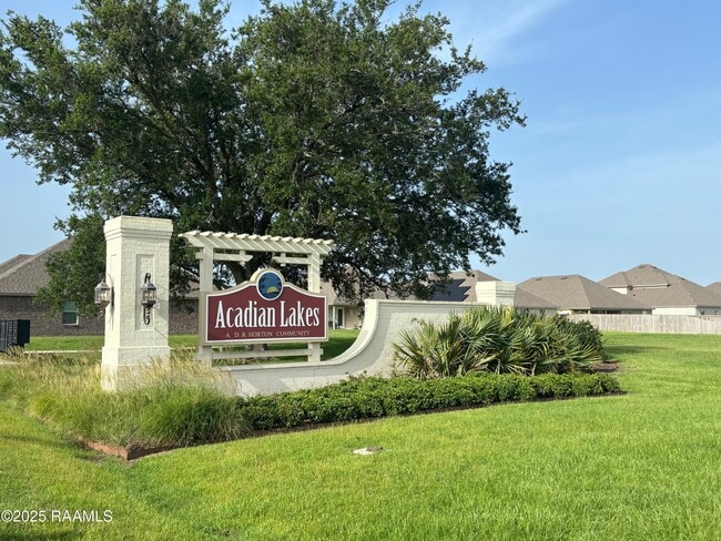 Building Photo - 205 Acadian Lk Dr