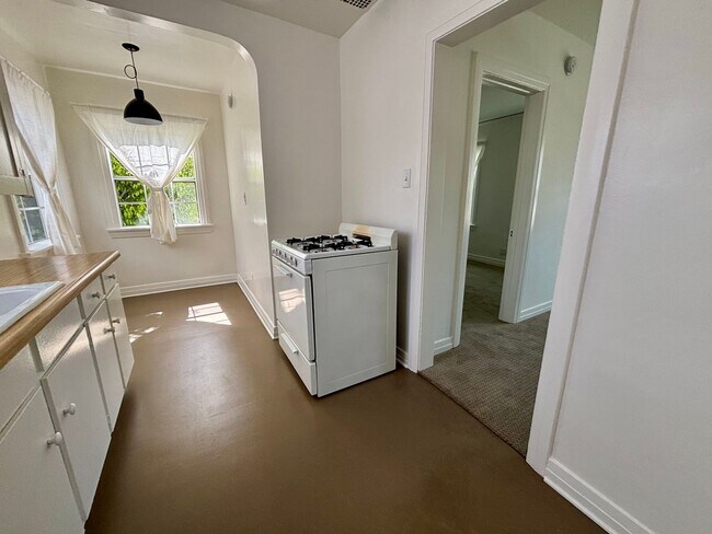 Building Photo - 2809-2821.5-28215 Rowena Ave