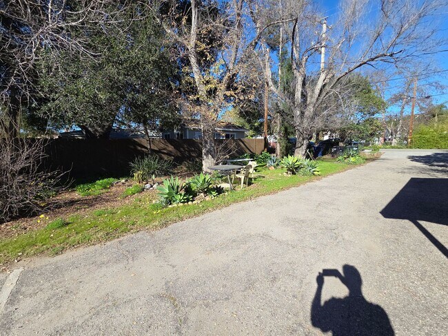 Building Photo - Small Cozy 1 Bedroom 1 Bath in Central Ojai