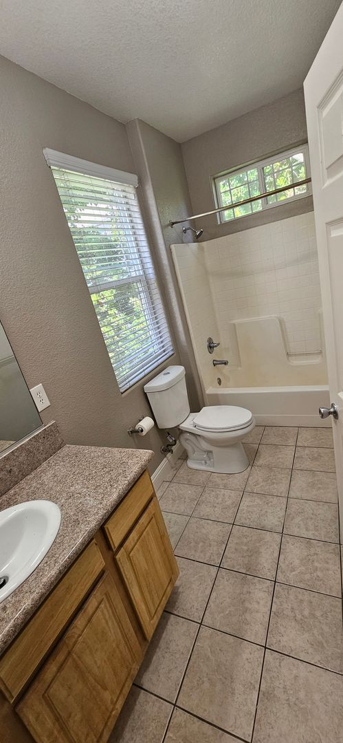 Building Photo - G Street 6 Plex