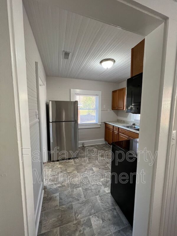 Building Photo - 102 W Summit Ave