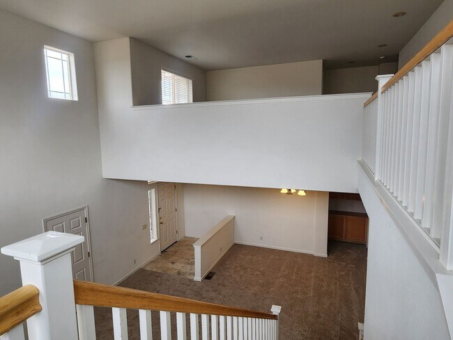 Building Photo - Large home on a golf course