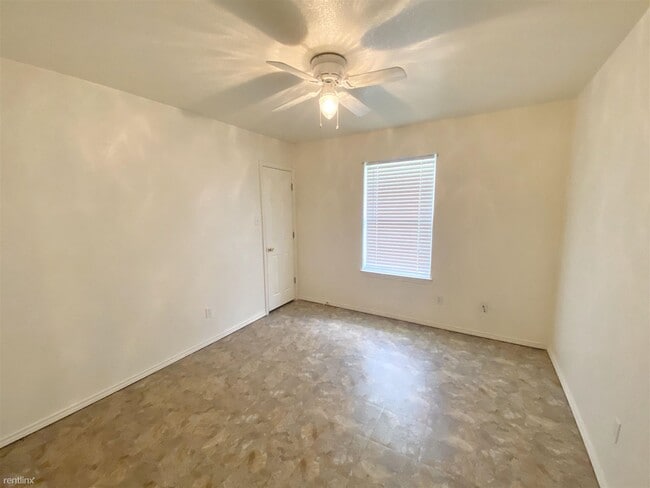 Building Photo - 3 br, 2 bath Duplex - 4605 Wade Dr B