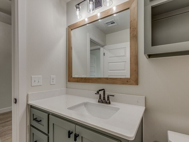 Building Photo - Brand New home In Azalea!