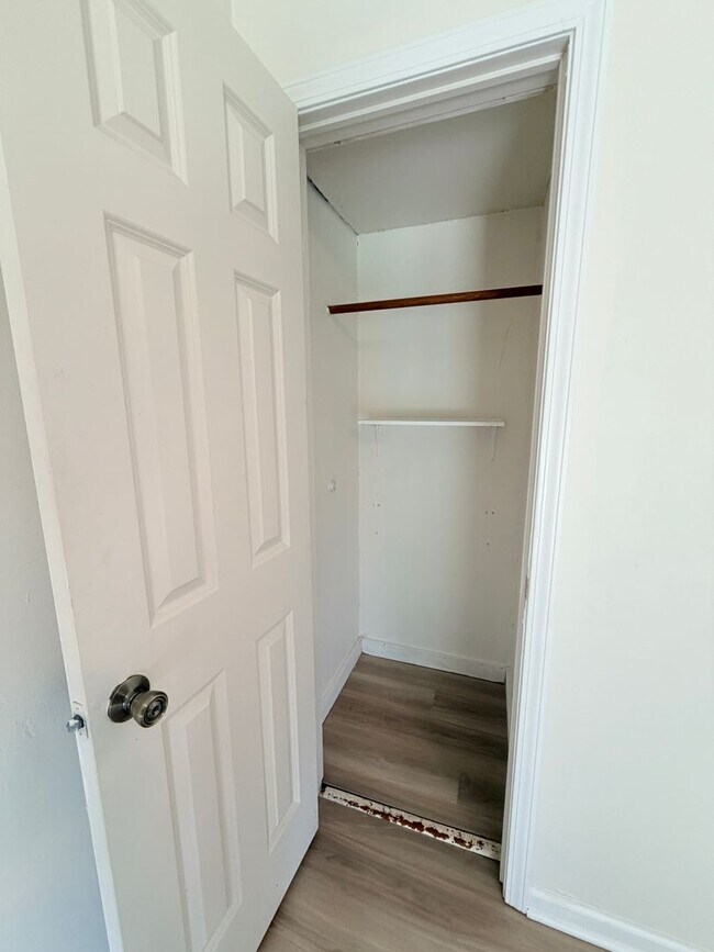 Building Photo - 845 Middle Dr