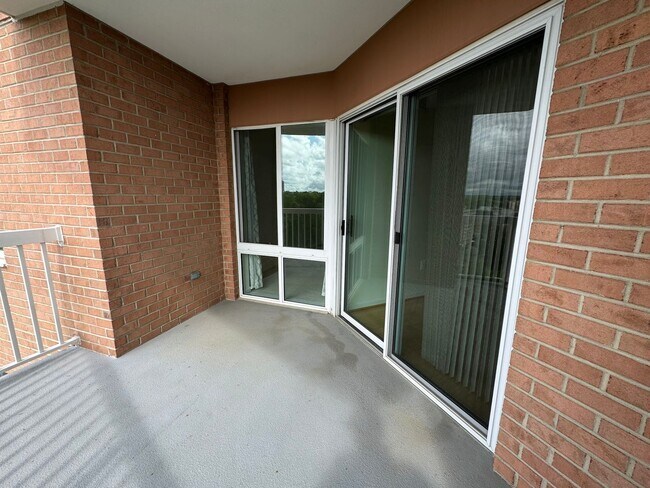 Building Photo - Sun-filled 1 Bed 1 Bath Condo With Private...