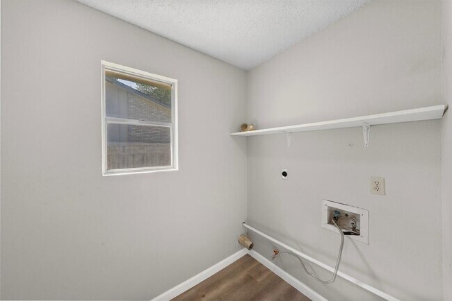 Building Photo - 2404 Broken Oak Dr
