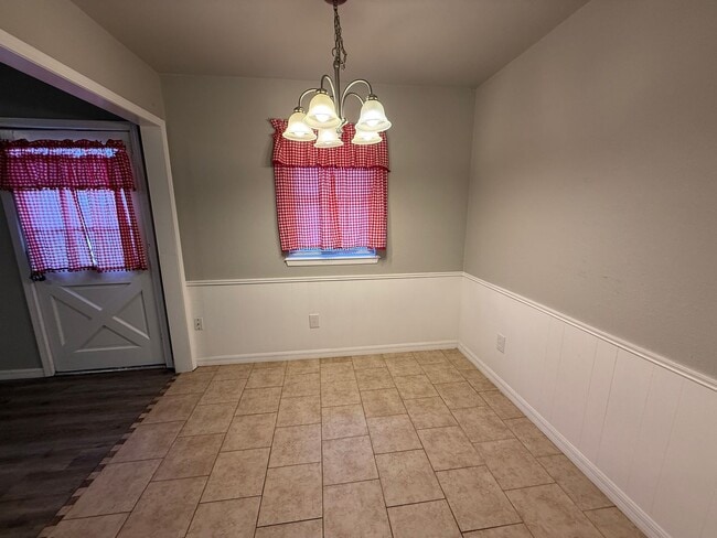 Building Photo - 4 Bedroom, Vinyl Flooring House, Large Yar...