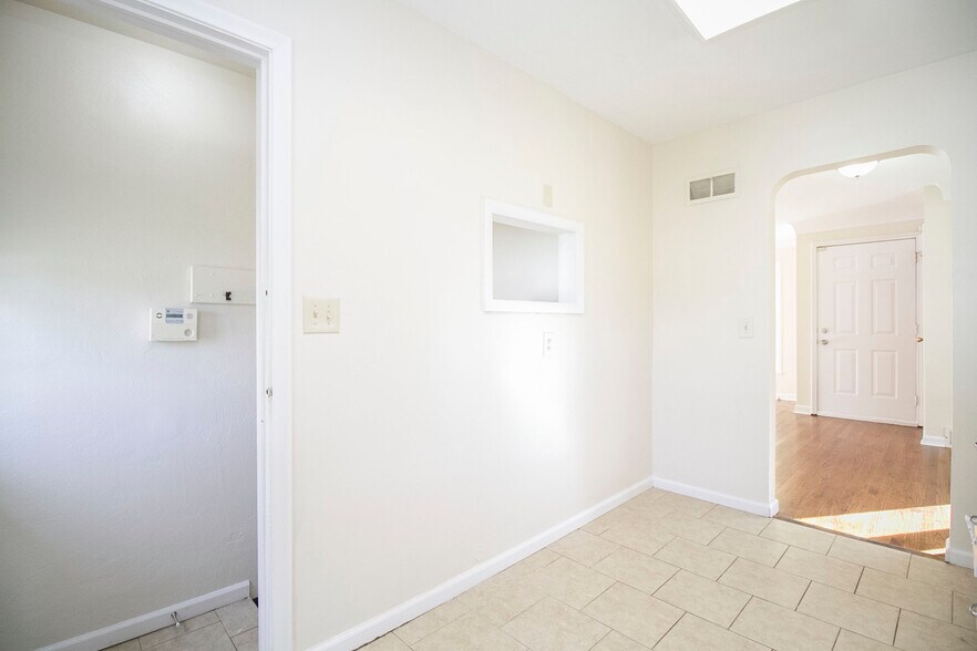 Building Photo - 1758 Talbot St