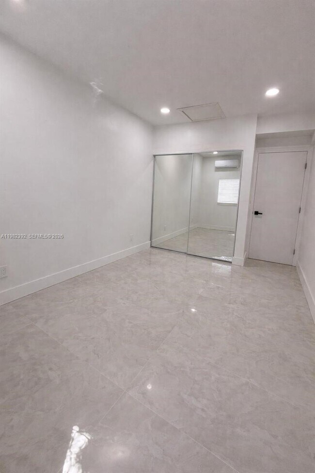 Building Photo - 916 NE 2nd St