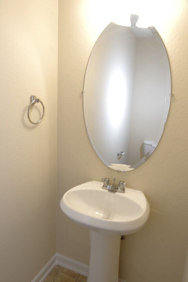 Building Photo - Move-In Special!