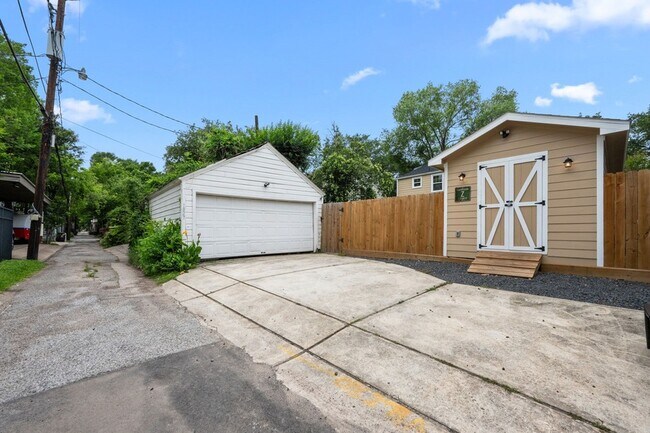 Building Photo - 1827 Bissonnet St