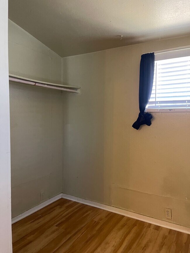 Building Photo - CHARMING 2 BED 1 BATH VICTORIAN HOME