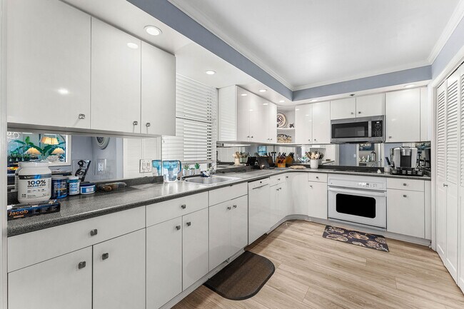 Building Photo - 100 S Beach Rd