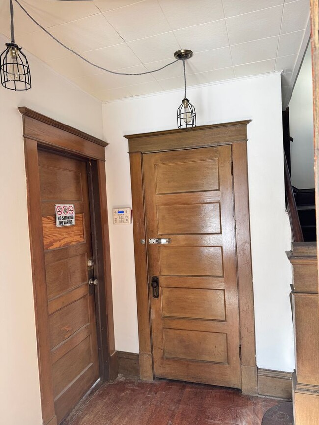 Building Photo - 1021 Charles Ave