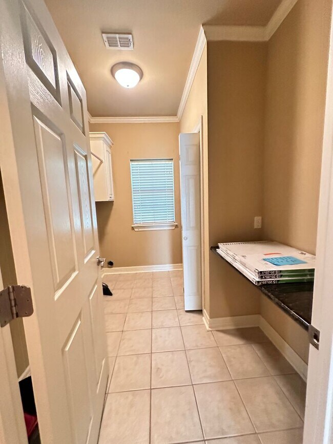 Building Photo - Heart of Benton on just under an acre of lot!