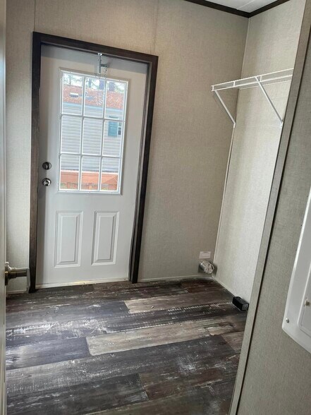 Building Photo - 204 Marie St