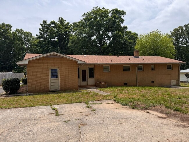 Building Photo - 2 BED, 2 BATH BRICK HOME LOCATED IN ASHEBORO!
