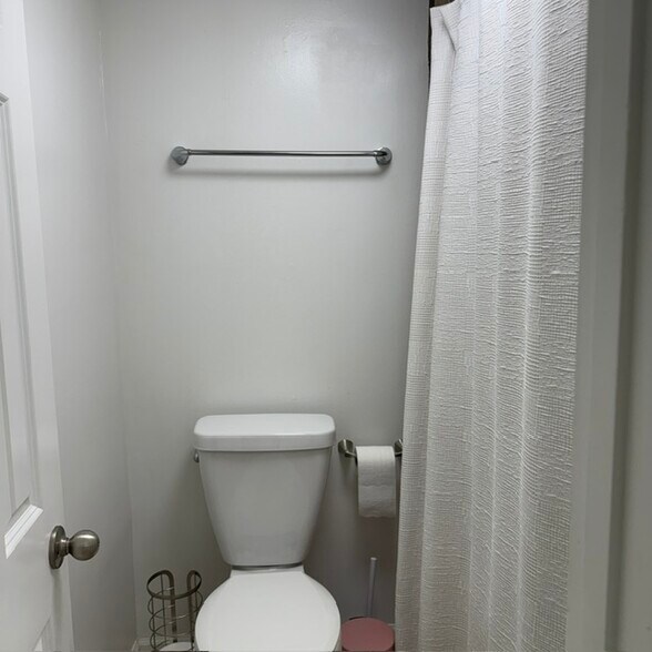 Building Photo - 1004 Woodland Vlg