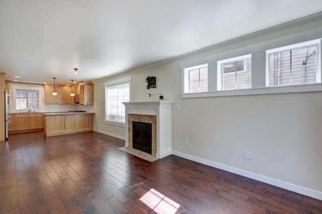 Building Photo - Charming Seattle Townhome with Garage Available Now! A/C included!