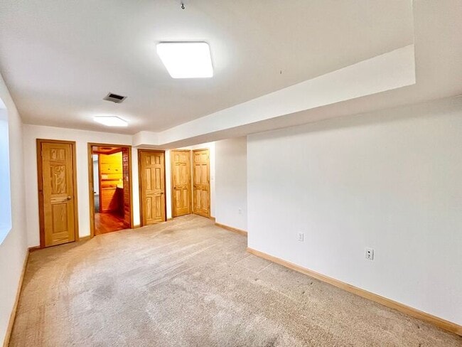 Building Photo - Spacious 3bed/ 3 bath Townhome with Privat...