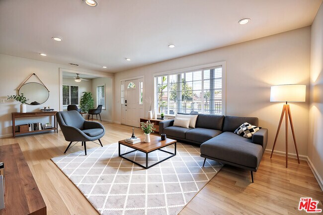 Primary Photo - 17226 Vanowen St