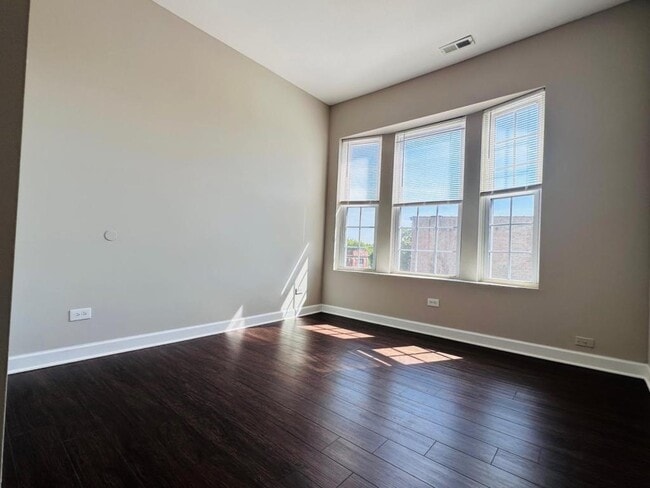 Building Photo - 5320 S Wabash Ave