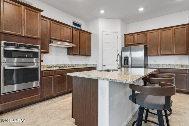 Building Photo - 10623 N Iron Peak Dr