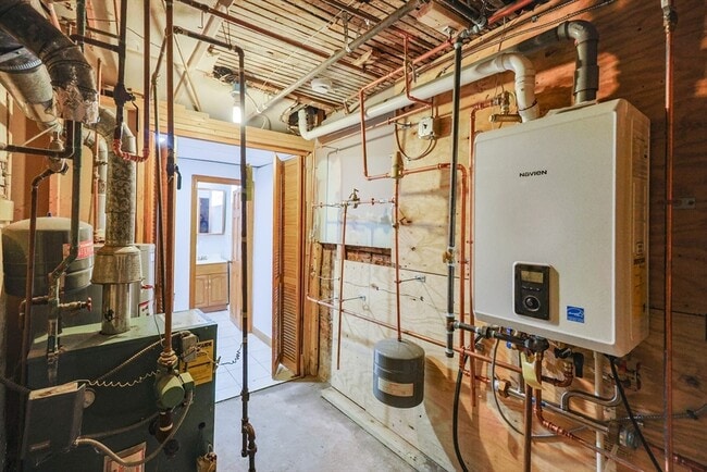 Building Photo - 104 Oak St