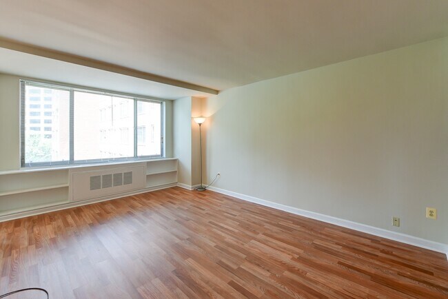 Building Photo - Spacious & Bright Studio at River Place North