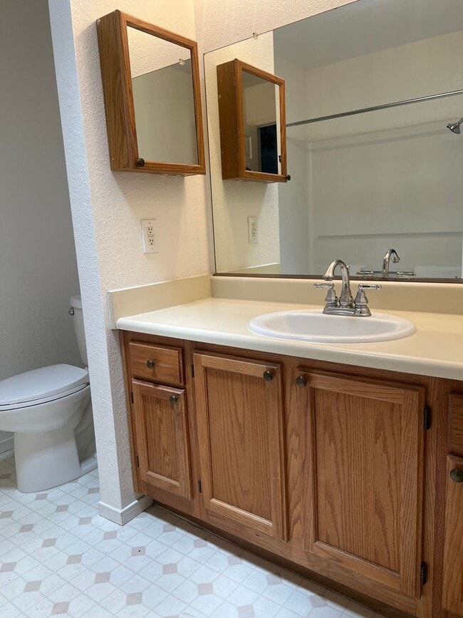 Building Photo - NICE 3 BEDROOM, 2.5 TOWNHOUSE W/ 2 CAR GAR...
