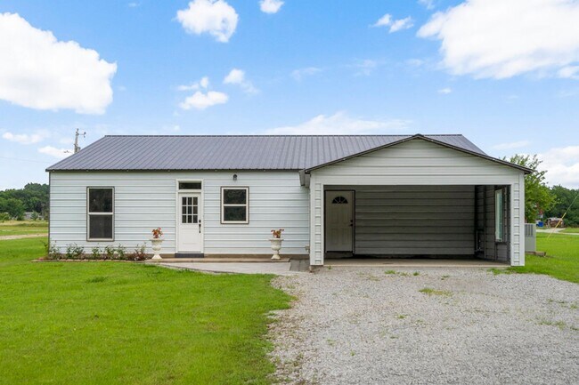 Building Photo - Modern Comfort on 1 Acre in Coweta – Available Now!