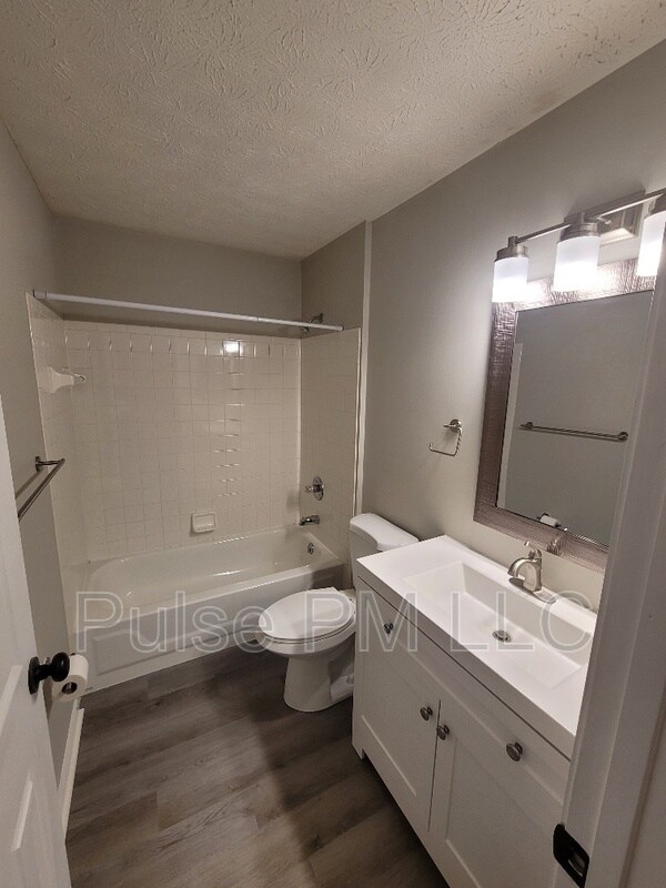 Building Photo - 440 Lakeview Dr