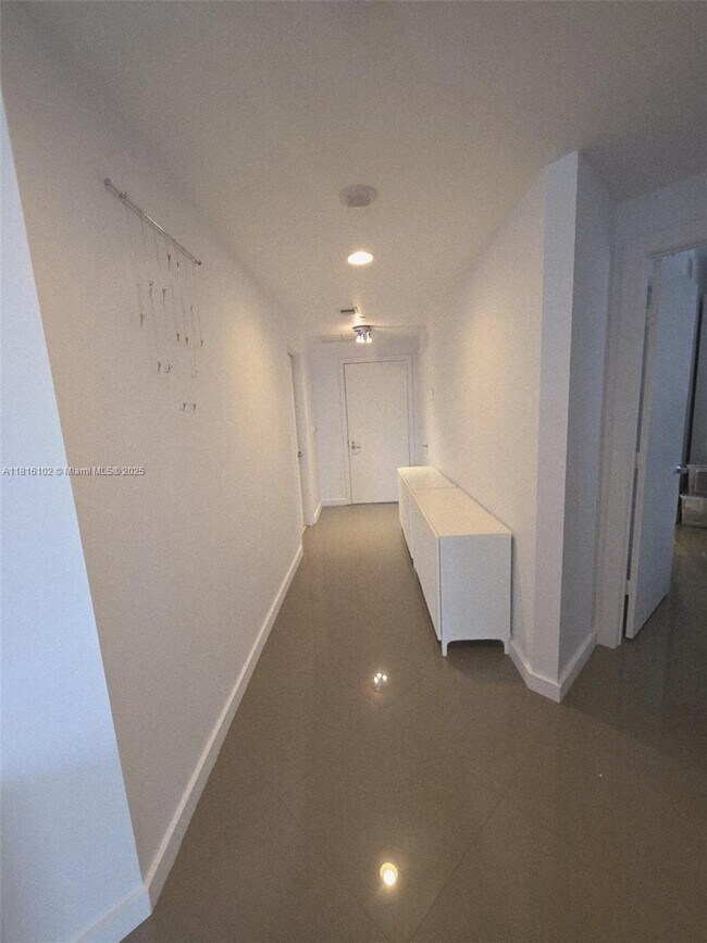 Building Photo - 1060 Brickell Ave